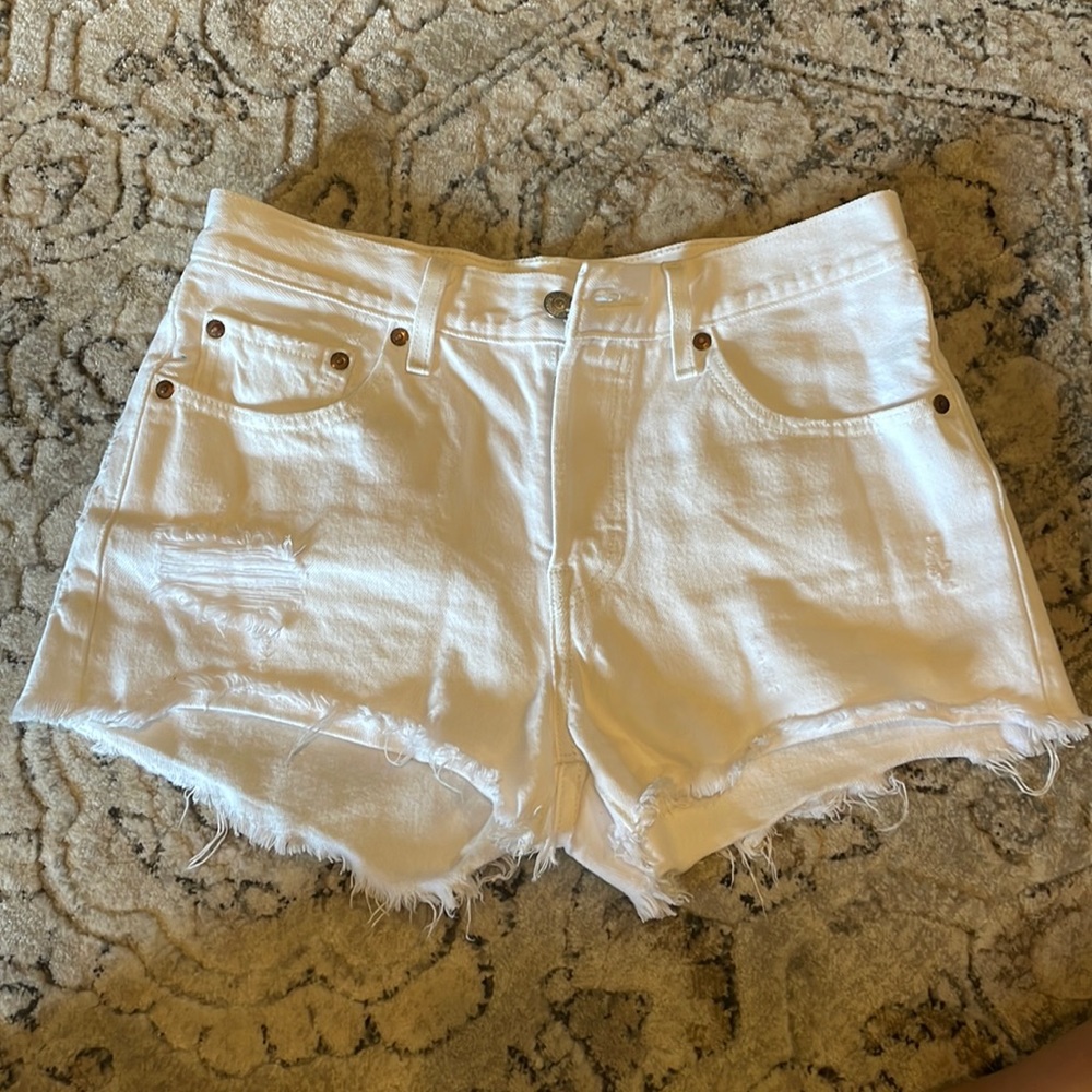 Levi’s cut off shorts white